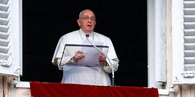 010224 Pope prays Japan