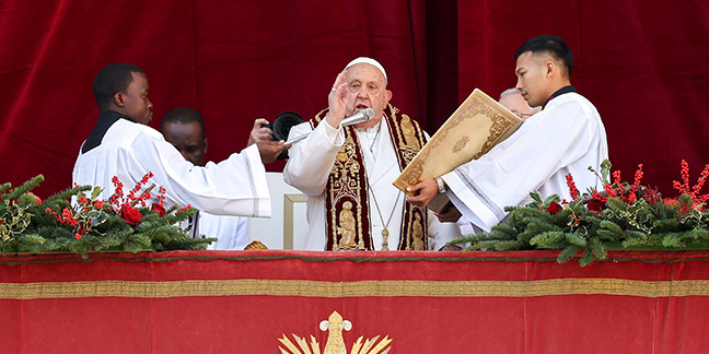 Pope urges war-torn world to walk through door of peace on Christmas